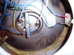 Kada se uključi, čuje se pištanje u bojleru, pa prestane da radi